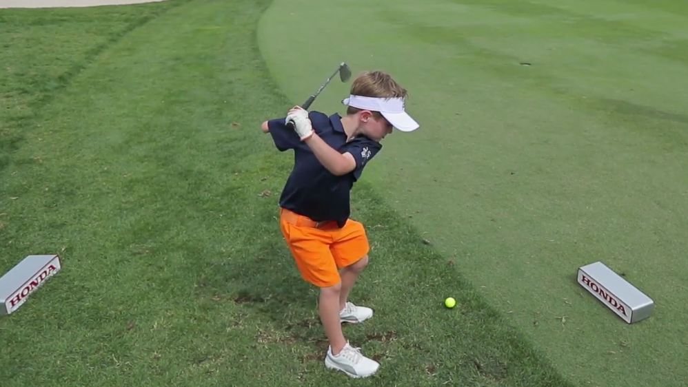 Watch: one-armed youngster beats the pros